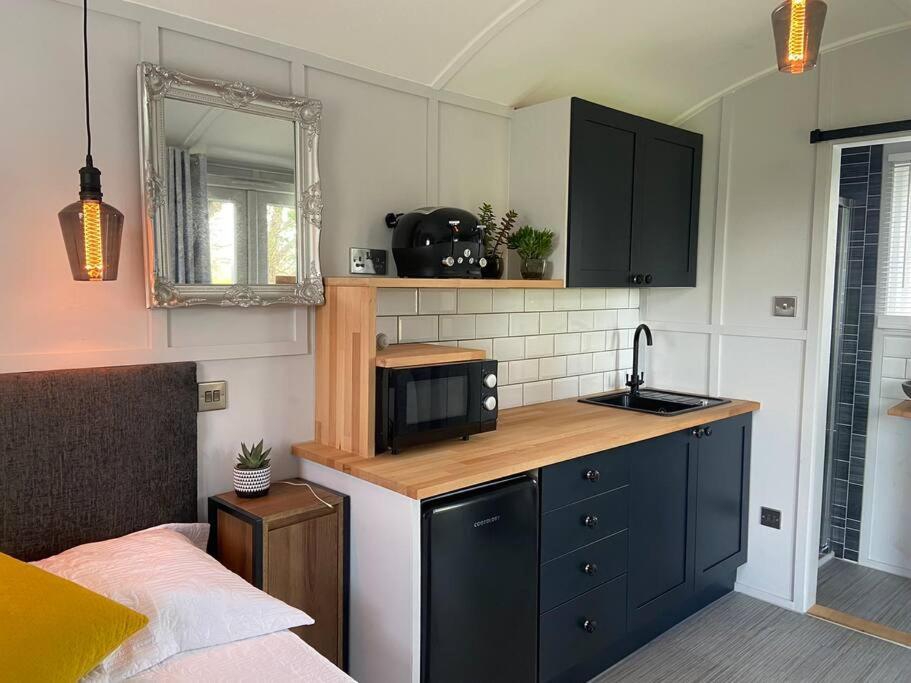 Beautiful Shepherd'S Hut Newmarket  Exterior photo