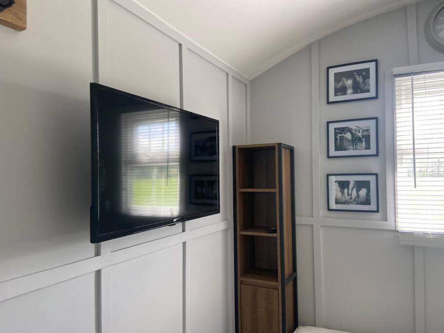 Beautiful Shepherd'S Hut Newmarket  Exterior photo